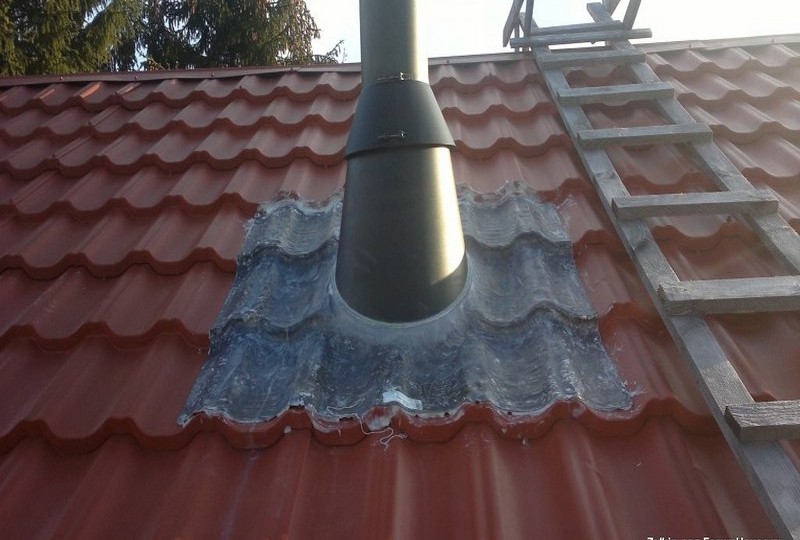 как вывести дымоход через крышу из металлочерепицы